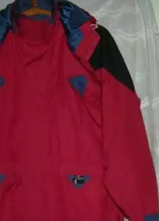 Куртка спортивная красного цвета с капюшоном,р.52,250грн.