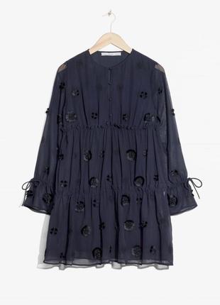 Сукня з воланами і вишивкою