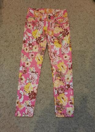 Яскраві джегінси дівчинці