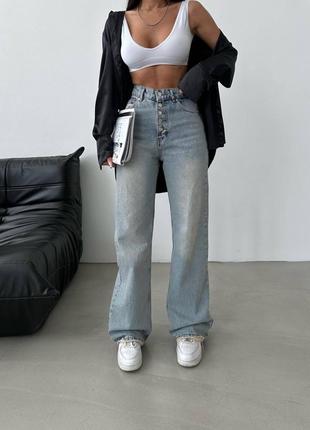 Стильные джинсы с пуговицами
