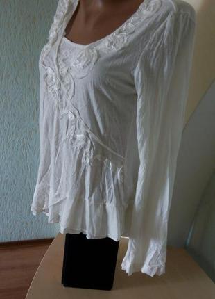Трикотажная жатая блузка с кружевом и цветами2 фото