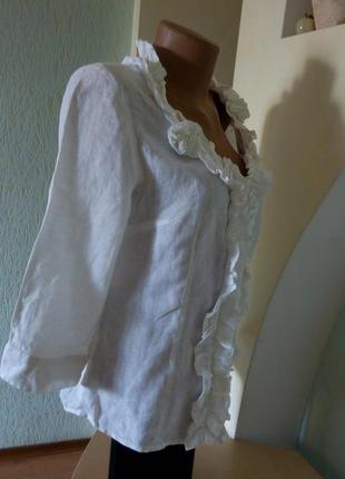 Белая льняная блузка жакет с рюшими и тканевыми цветами4 фото