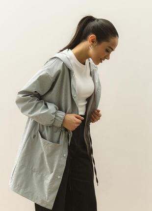 Куртка-парку жіноча довга водонепроникна з капюшоном сірого кольору.2 фото