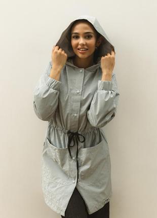 Куртка-парка женская длинная водонепроницаемая с капюшоном серого цвета4 фото