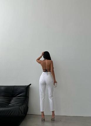 Ефектні рвані mom jeans у білому кольорі з блискучими камінчиками5 фото