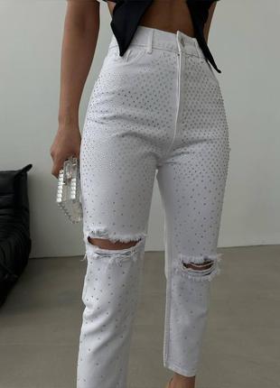 Ефектні рвані mom jeans у білому кольорі з блискучими камінчиками3 фото
