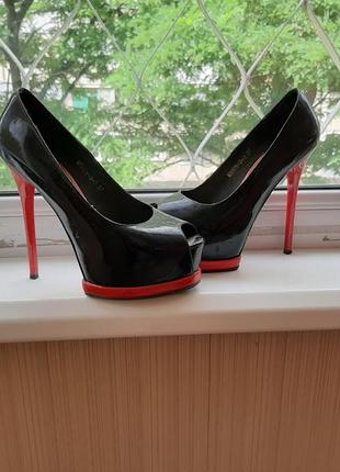 Лаковые чёрные с красной подошвой туфли)