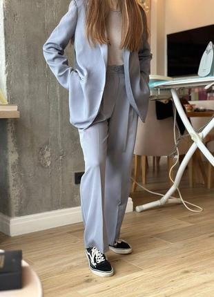 Стильний брючний костюм світло сірого кольору (піджак та брюки палацо)