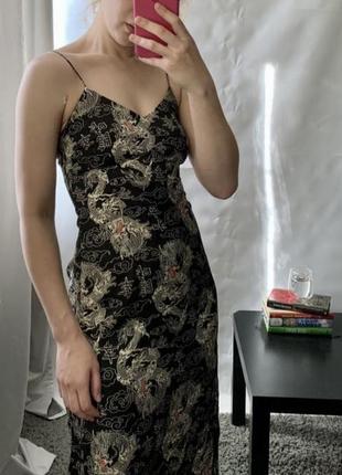 Сукня на бретелях з принтом міді