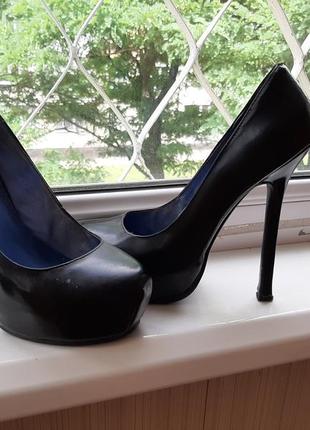 Туфлі чорні лакові ysl синя підошва