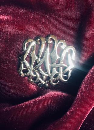 Золота брошка з монограмою від m. jent