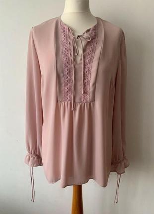 Блуза с вышитым кружевом цвета сирени