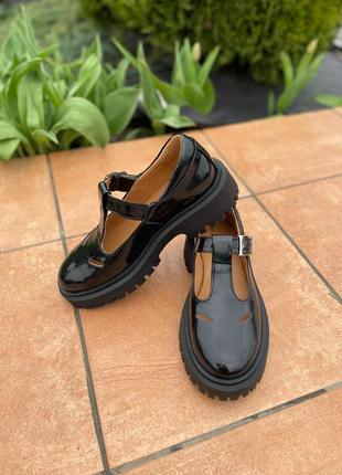 Туфлі чорні лаковані жіночі на шкіряній підкладці з ремінцем на тракторній підошві4 фото