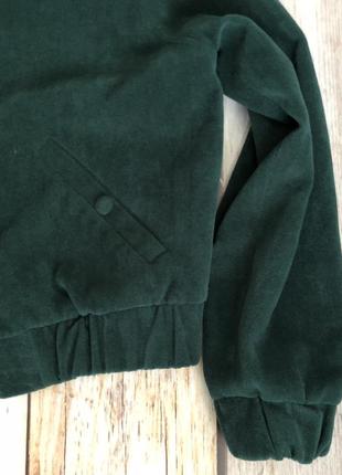 Темно-зеленая короткая куртка на молнии.3 фото