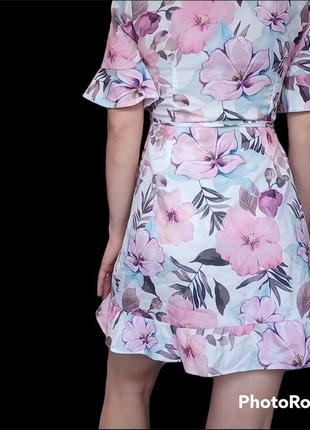 Легкое летнее платье на запах в цветочный принт3 фото