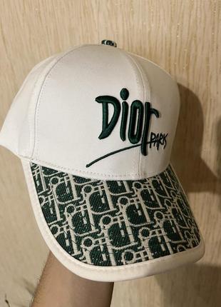 Продам белую кепку