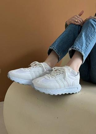 Жіночі базові кросівки адідас білі демісезон весна осінь з перфорацією белые женские кроссовки базовые деми