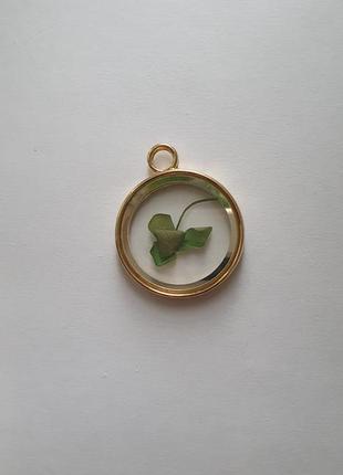 Кулончик с натуральным клевером