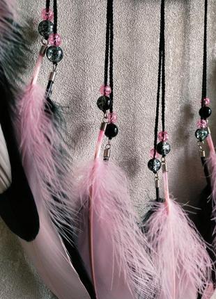 Авторский эко-ловец снов "blackpink" ручной работы с черными и розовыми перьями. диаметр 23 см5 фото