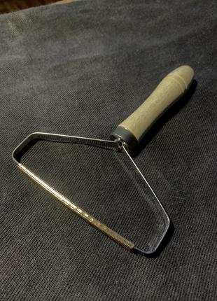 Щетка для удаления шерсти с деревянной ручкой