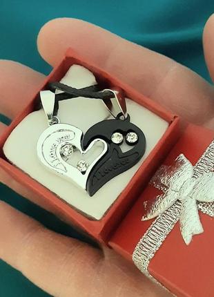 Подарунок дівчині - парний кулон серце для закоханих гравірування "i love you" колір срібло і титан в коробочці