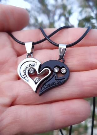 Подарунок хлопцю дівчині "парні кулони серце для двох гравіювання "i love you" колір срібло та титан у коробочці3 фото