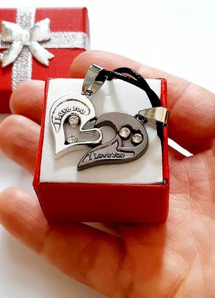 Подарунок коханій дівчині парні кулони "одне серце на двох" i love you - колір срібло та титан у коробочці2 фото