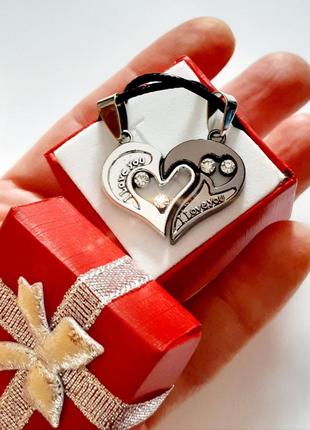 Подарунок коханій дівчині парні кулони "одне серце на двох" i love you - колір срібло та титан у коробочці1 фото