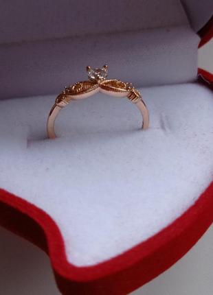 Нежное женское кольцо "сердечко с цирконами в золоте" ювелирный сплав в подарочной коробочке4 фото