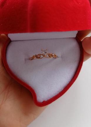Нежное женское кольцо "сердечко с цирконами в золоте" ювелирный сплав в подарочной коробочке7 фото