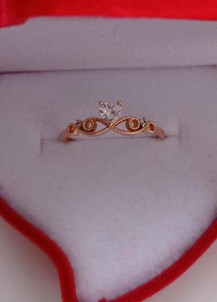 Нежное женское кольцо "сердечко с цирконами в золоте" ювелирный сплав в подарочной коробочке5 фото