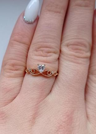 Нежное женское кольцо "сердечко с цирконами в золоте" ювелирный сплав в подарочной коробочке2 фото
