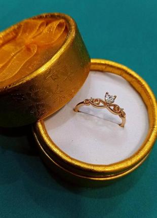 Нежное женское кольцо "сердечко с цирконами в золоте" ювелирный сплав в подарочной коробочке8 фото
