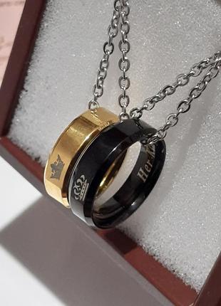 Подарок парню девушке в коробочке - парные кулоны кольца с надписью "король королева" золото и титан6 фото