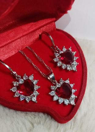 Романтичний подарунок дівчині - набір "сердечки рубін у сріблі" кольє та сережки у оксамитовій коробочці серце2 фото