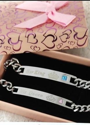 Подарок влюбленным - парные браслеты с гравировкой "ее король его королева" ювелирная сталь в коробочке1 фото