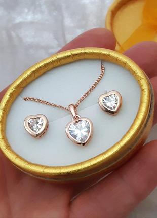 Подарунок дівчині - набір "сяйво алмазних сердечок у золоті" сережки та кольє ювелірний сплав у коробочці