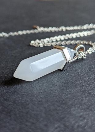 Натуральный камень белый кварц в форме кристалла - шестигранника надет на основу - брелок сталь7 фото