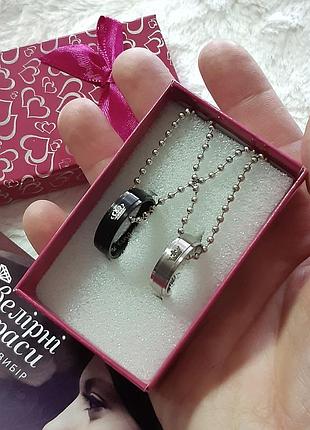 Парные кулоны - кольца сталь и титан с гравировкой "король и королева" -оригинальный подарок в футляре девушке