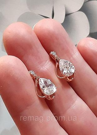 Серьги "алмазная капля с завитками" в оправе из медзолота с цирконами - оригинальный солидный подарок девушке