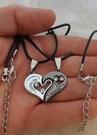 Подарунок хлопцю, дівчині - парні кулони пазли "одне серце на дві половиники" колір срібло та титан у коробочці2 фото