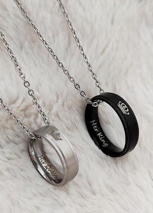 Парные кулоны - кольца сталь и титан с гравировкой "король и королева" - оригинальный подарок парню девушке6 фото