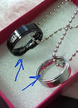 Парные кулоны - кольца сталь и титан с гравировкой "король и королева" - оригинальный подарок парню девушке9 фото