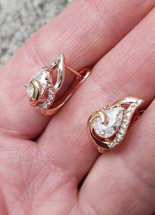 Жіночі сережки "алмазна крапля золотий завиток та циркони" ювелірний сплав - оригінальний подарунок дівчині
