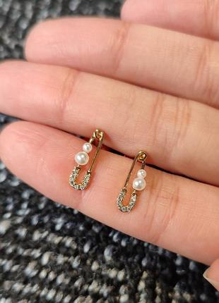 Незвичайні сережки "шпилька з перлинами в золоті" з ювелірного сплаву - гарний подарунок для дівчини