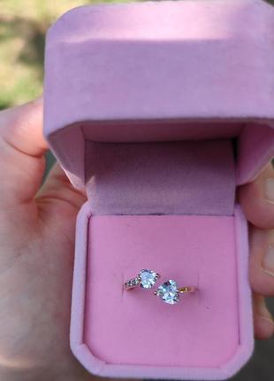 Стильное кольцо "миниатюрные два сердца из циркония в золоте" из медицинского сплава - нежный подарок девушке2 фото