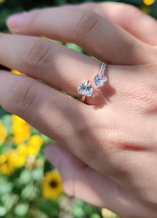 Стильное кольцо "миниатюрные два сердца из циркония в золоте" из медицинского сплава - нежный подарок девушке7 фото