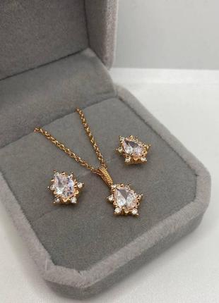 Набір "алмазні краплі в золоті" - сережки та кольє ювелірний сплав з цирконами - солідний подарунок дівчині у стильній коробочці4 фото