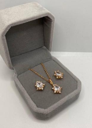 Набір "алмазні краплі в золоті" - сережки та кольє ювелірний сплав з цирконами - солідний подарунок дівчині у стильній коробочці6 фото
