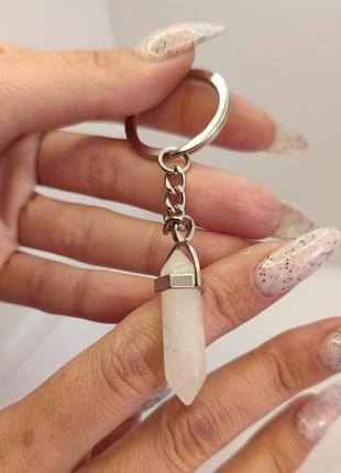 Натуральный камень белый кварц в форме кристалла - шестигранника. размеры 10 * 40 мм.